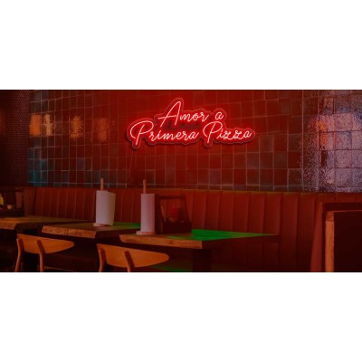 Neón ´Amor a primera pizza´ Neón ´Amor a primera pizza´
