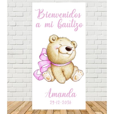 Cartel vertical para bautizo personalizado con nombre Amanda, fecha y dibujo de un osito con lazo rosa