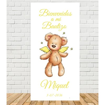 Cartel vertical personalizado para bienvenida de bautizo con nombre fecha y osito con alitas amarillas