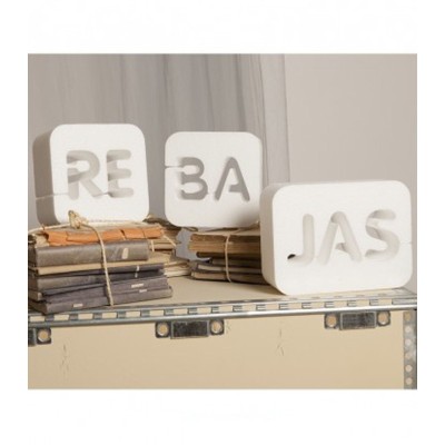 Letras tridimensionales REBAJAS de corcho blanco de Tu Fiesta Mola Mazo para decoración comercial de escaparates.