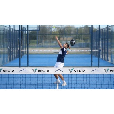 Lona cubre red de pádel personalizada con publicidad para clubes instalada en pista